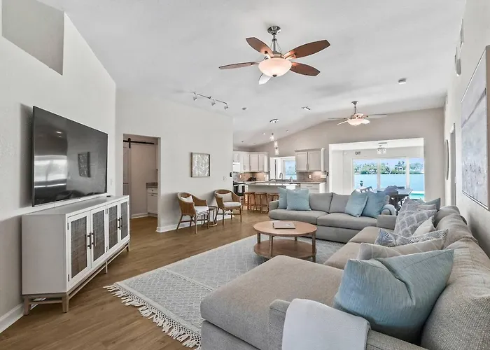New! Waterfront, Pool, Kayaks, Walk To Holiday home