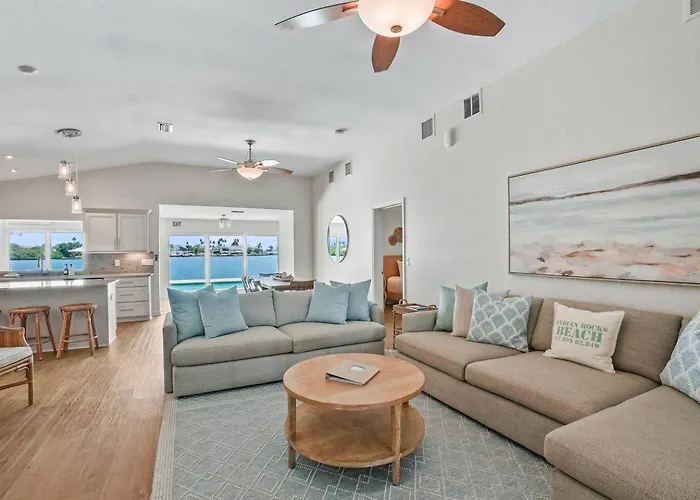 New! Waterfront, Pool, Kayaks, Walk To Holiday home *
