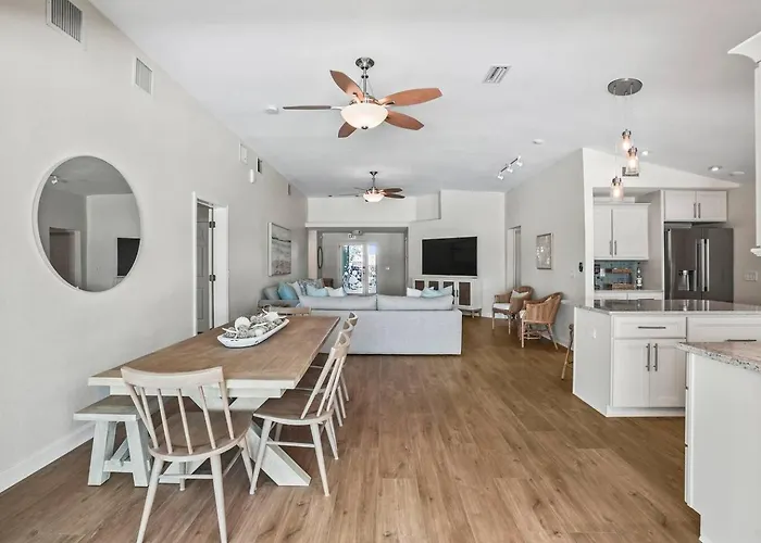New! Waterfront, Pool, Kayaks, Walk To Holiday home *