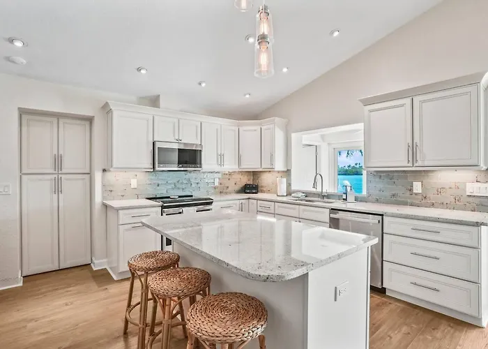New! Waterfront, Pool, Kayaks, Walk To * Clearwater Beach