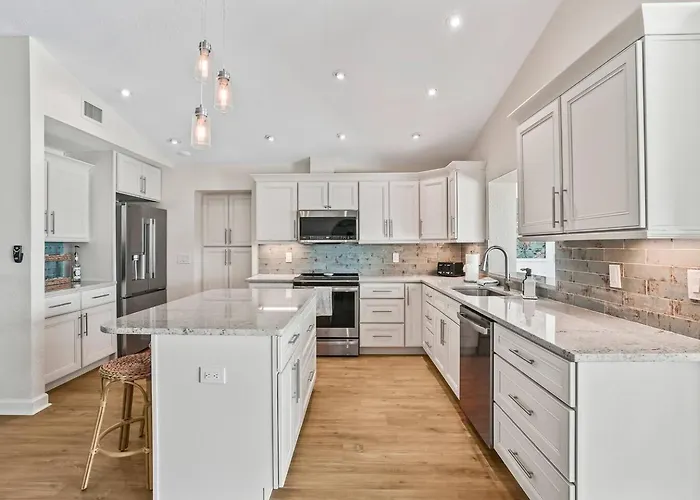 New! Waterfront, Pool, Kayaks, Walk To