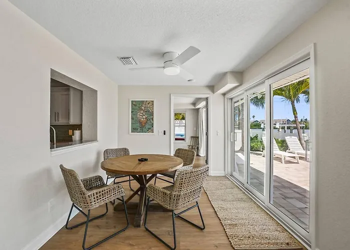 New! Waterfront, Pool, Kayaks, Walk To Holiday home