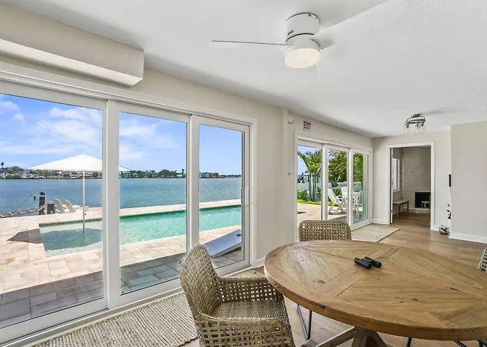 Holiday home New! Waterfront, Pool, Kayaks, Walk To *