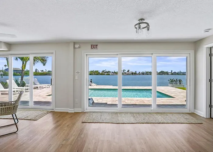 New! Waterfront, Pool, Kayaks, Walk To Clearwater Beach