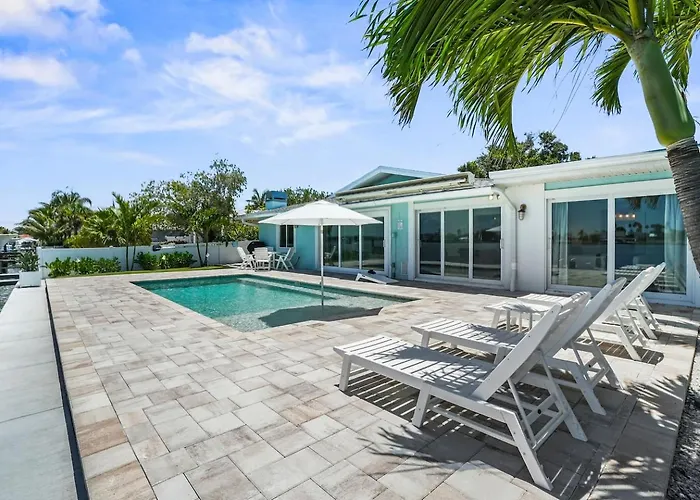 New! Waterfront, Pool, Kayaks, Walk To *