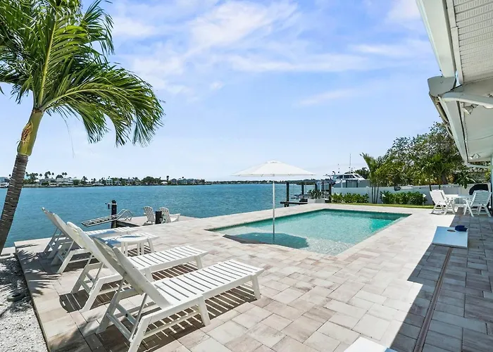 New! Waterfront, Pool, Kayaks, Walk To * Clearwater Beach