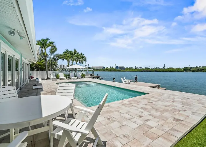 Holiday home New! Waterfront, Pool, Kayaks, Walk To *