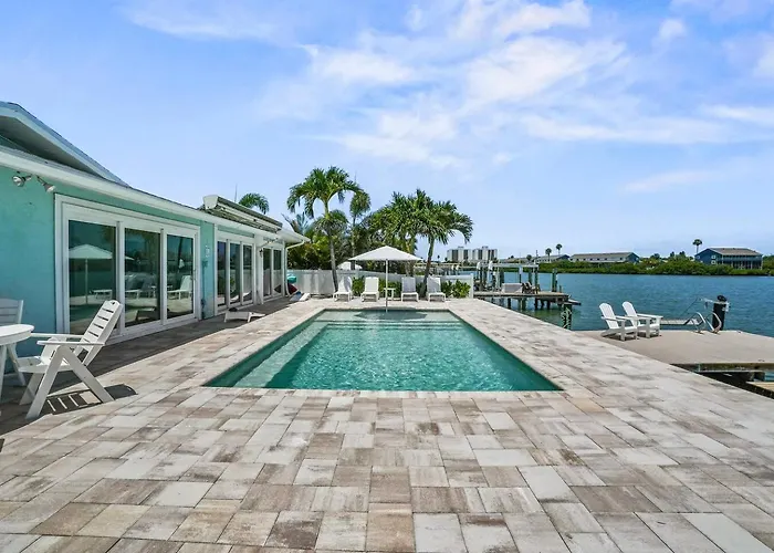New! Waterfront, Pool, Kayaks, Walk To Holiday home