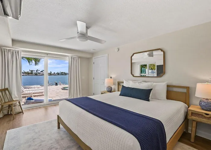 New! Waterfront, Pool, Kayaks, Walk To Holiday home Clearwater Beach