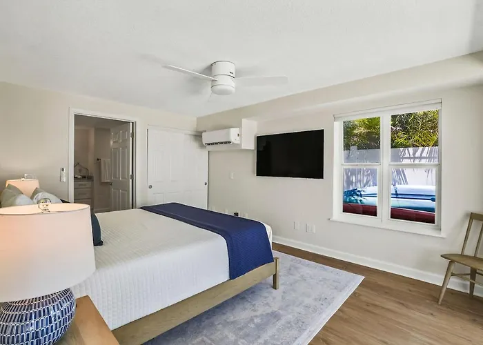 New! Waterfront, Pool, Kayaks, Walk To Holiday home