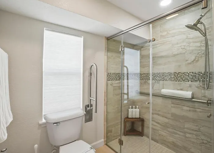 New! Waterfront, Pool, Kayaks, Walk To Holiday home