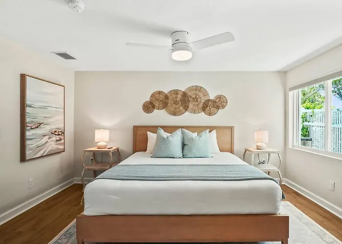 New! Waterfront, Pool, Kayaks, Walk To Holiday home Clearwater Beach