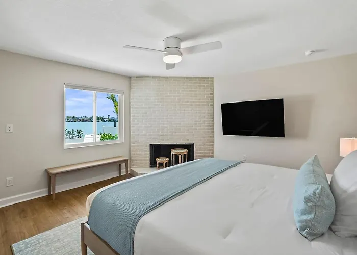 New! Waterfront, Pool, Kayaks, Walk To *