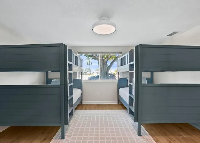 New! Waterfront, Pool, Kayaks, Walk To Holiday home