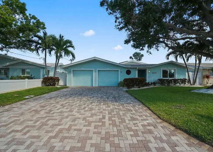 New! Waterfront, Pool, Kayaks, Walk To *