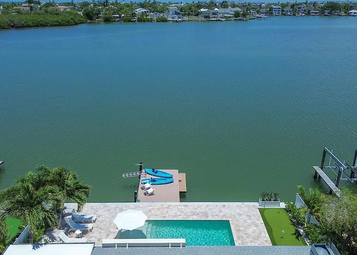 Holiday home New! Waterfront, Pool, Kayaks, Walk To *