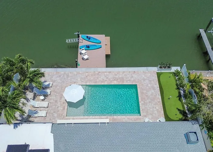 New! Waterfront, Pool, Kayaks, Walk To Holiday home