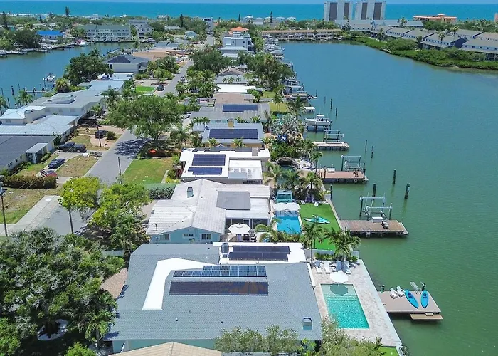 New! Waterfront, Pool, Kayaks, Walk To Сasa de vacaciones *