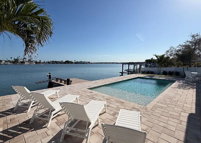 New! Waterfront, Pool, Kayaks, Walk To Holiday home *