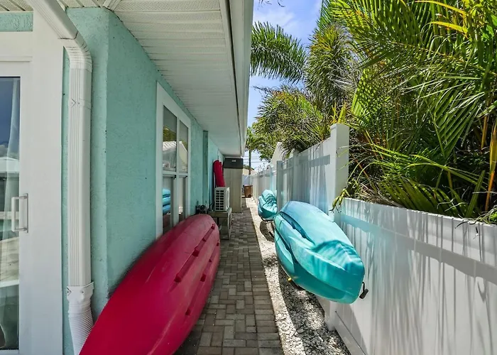New! Waterfront, Pool, Kayaks, Walk To * Clearwater Beach